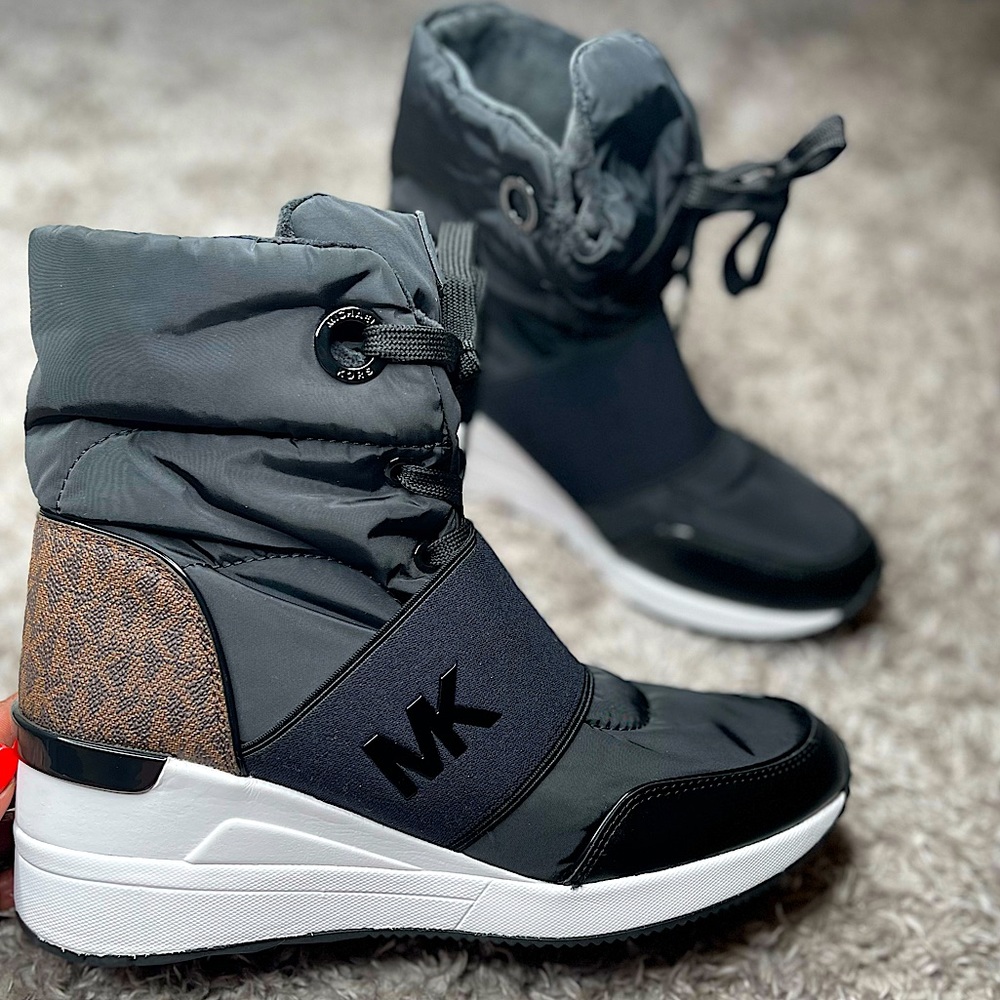 NEW Michael Kors Lace Up Shay Boots